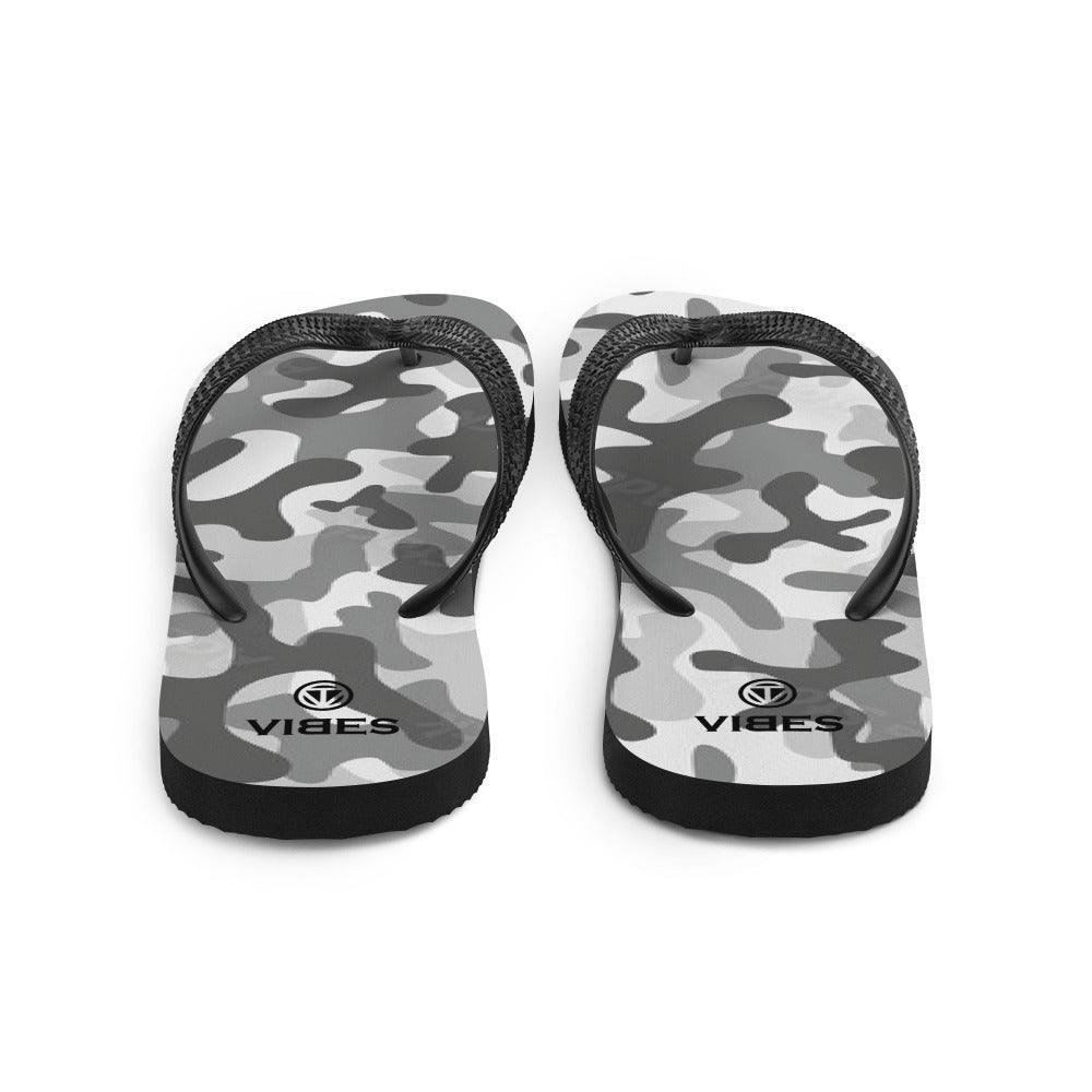 VIBES Flip Flops Camouflage Grau mit schwarzem Riemen auf weißem Hintergrund