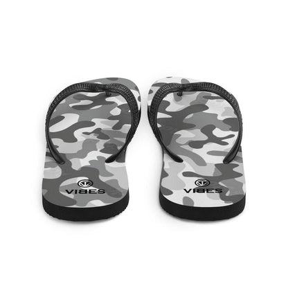 VIBES Flip Flops Camouflage Grau mit schwarzem Riemen auf weißem Hintergrund