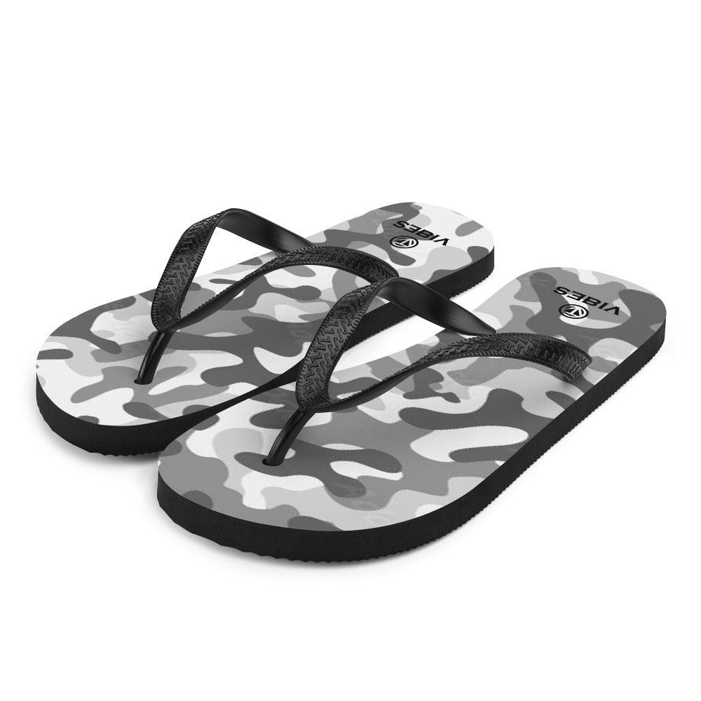 VIBES Flip-Flops Camouflage grau mit schwarzem Riemen auf weißem Hintergrund