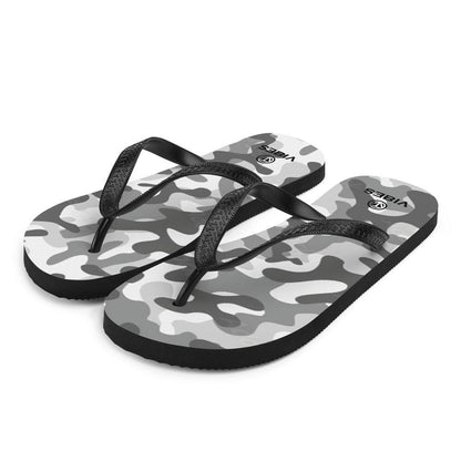 VIBES Flip-Flops Camouflage grau mit schwarzem Riemen auf weißem Hintergrund