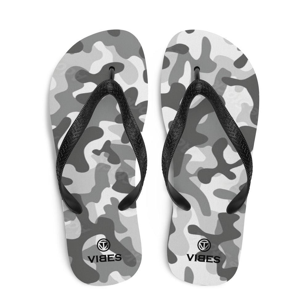 VIBES Flip-Flops in Grau mit Camouflage-Muster und schwarzem Riemen auf weißem Hintergrund.