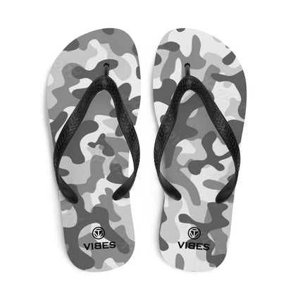 VIBES Flip-Flops in Grau mit Camouflage-Muster und schwarzem Riemen auf weißem Hintergrund.