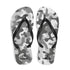 VIBES Flip-Flops in Grau mit Camouflage-Muster und schwarzem Riemen auf weißem Hintergrund.