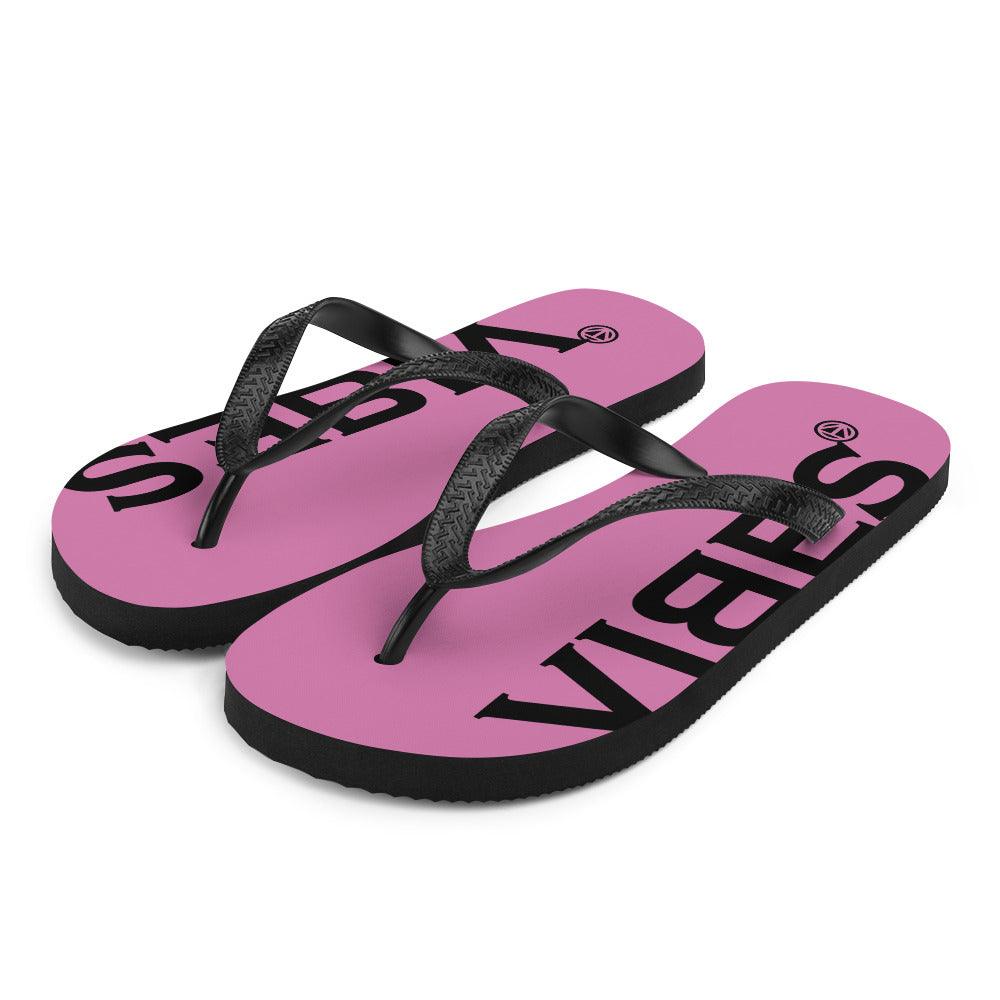 Pink VIBES Flip Flops mit schwarzem Riemen und Schriftzug, Produktfoto auf weißem Hintergrund