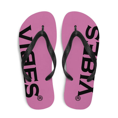 Pink Flip-Flops mit schwarzem VIBES Schriftzug und schwarzen Riemen auf weißem Hintergrund
