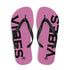 Pink Flip-Flops mit schwarzem VIBES Schriftzug und schwarzen Riemen auf weißem Hintergrund