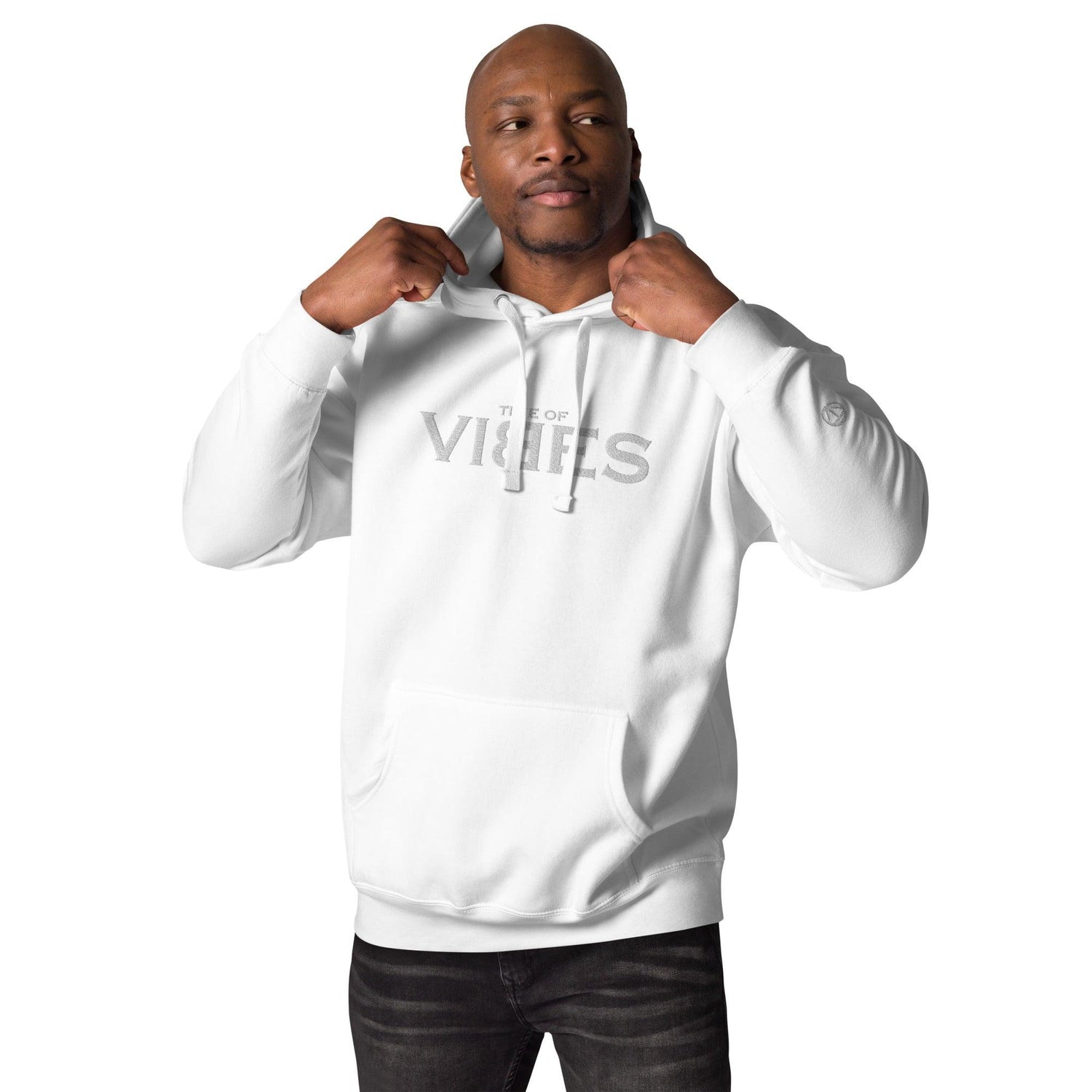 Mann trägt weißen VIBES Hoodie mit Kängurutasche vor weißem Hintergrund