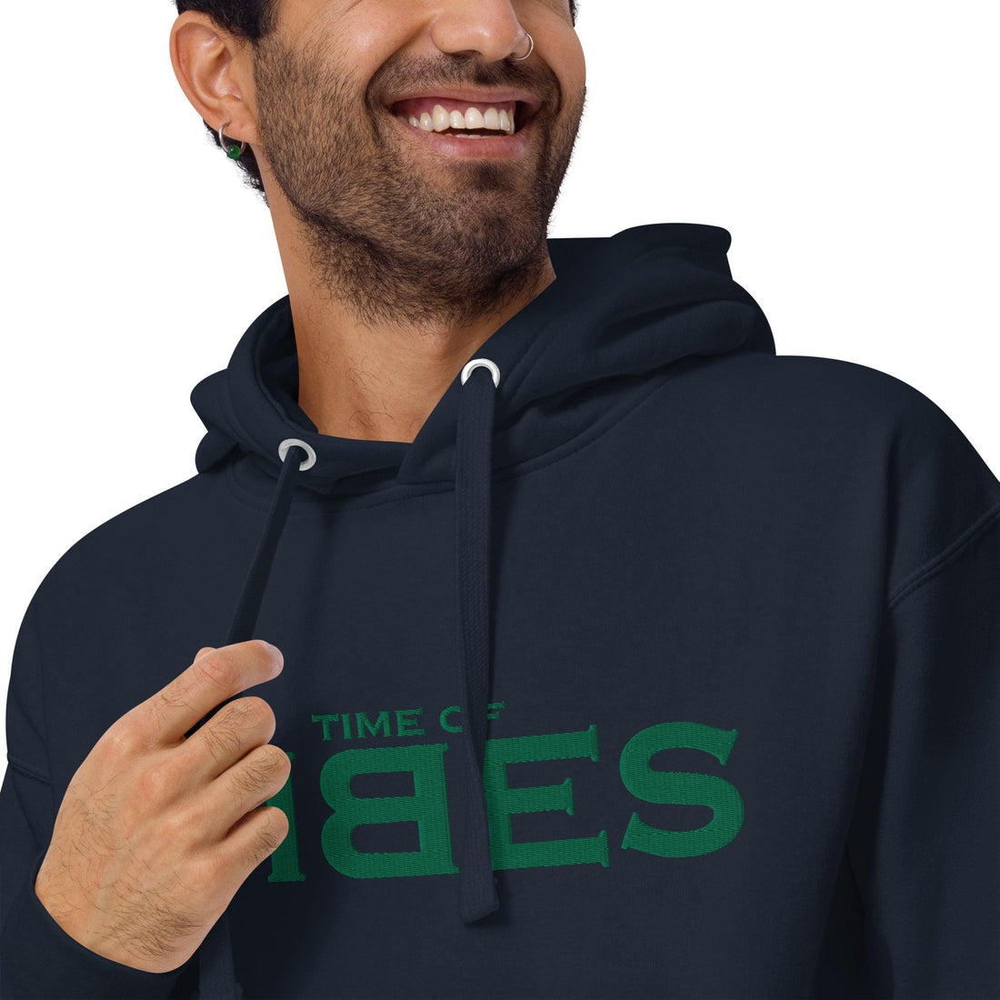 Marineblauer Hoodie mit grünem VIBES-Stick, Mann lächelt, Nahaufnahme