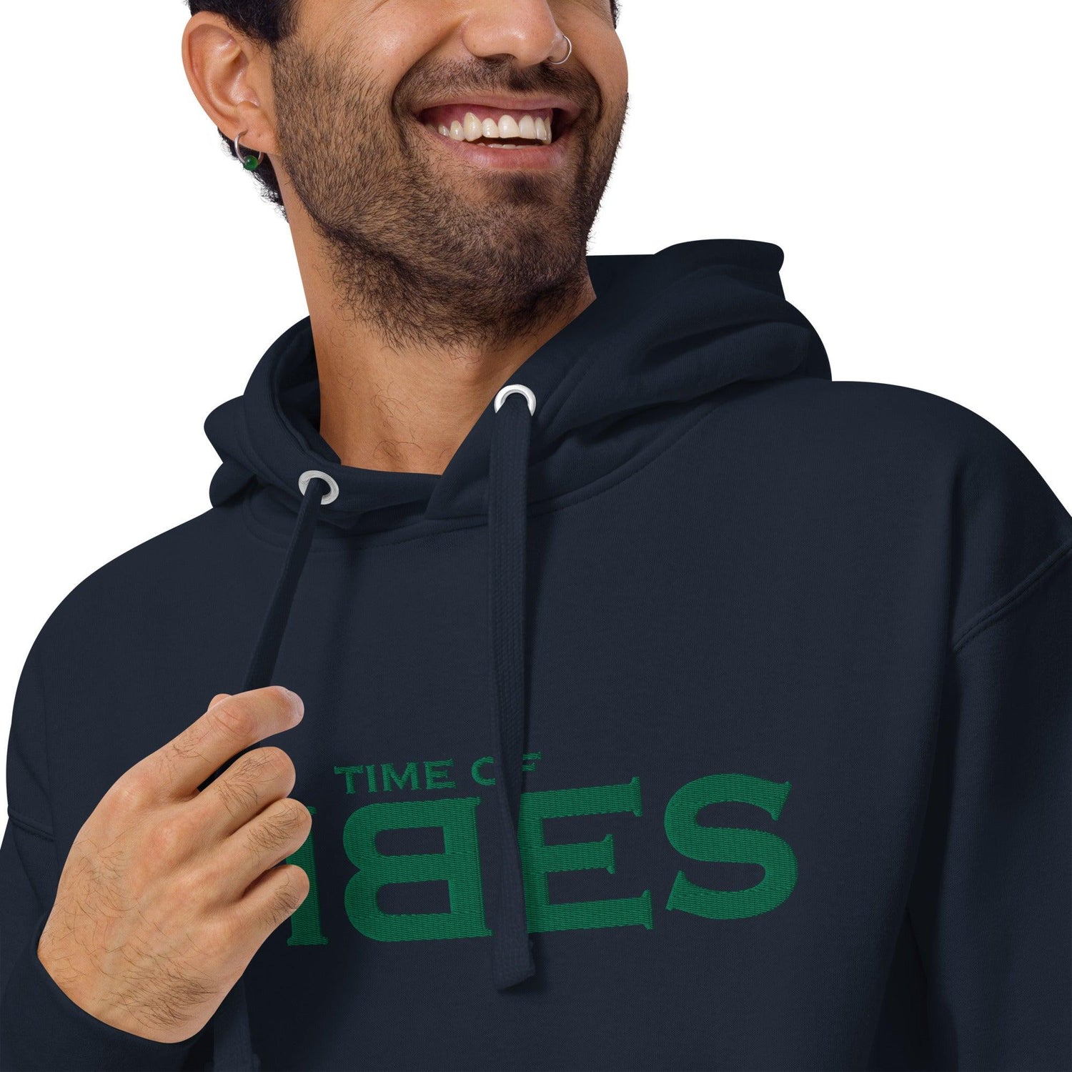 Marineblauer Hoodie mit grünem VIBES-Stick, Mann lächelt, Nahaufnahme