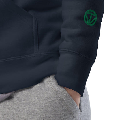 Marineblauer VIBES Hoodie mit grünem Sticklogo am Ärmel, graue Jogginghose sichtbar