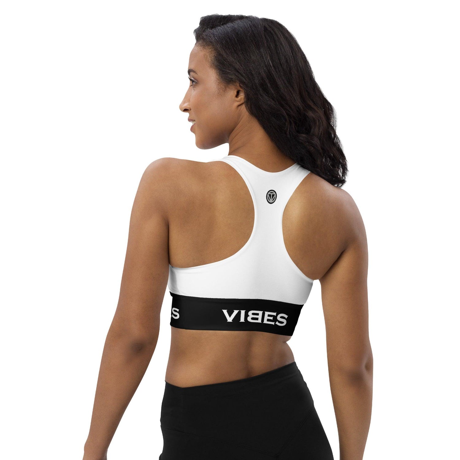 Frau von hinten mit weiß-schwarzem Sport-BH VIBES, Sportbekleidung auf weißem Hintergrund