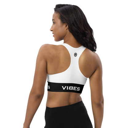 Frau von hinten mit weiß-schwarzem Sport-BH VIBES, Sportbekleidung auf weißem Hintergrund