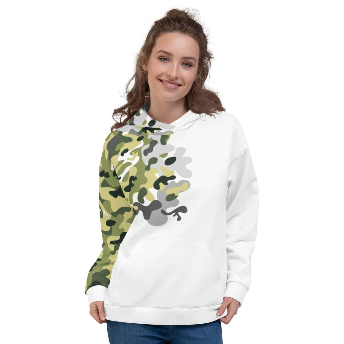Frau trägt weißen Hoodie mit grün-grauem Camouflage-Muster von VIBES