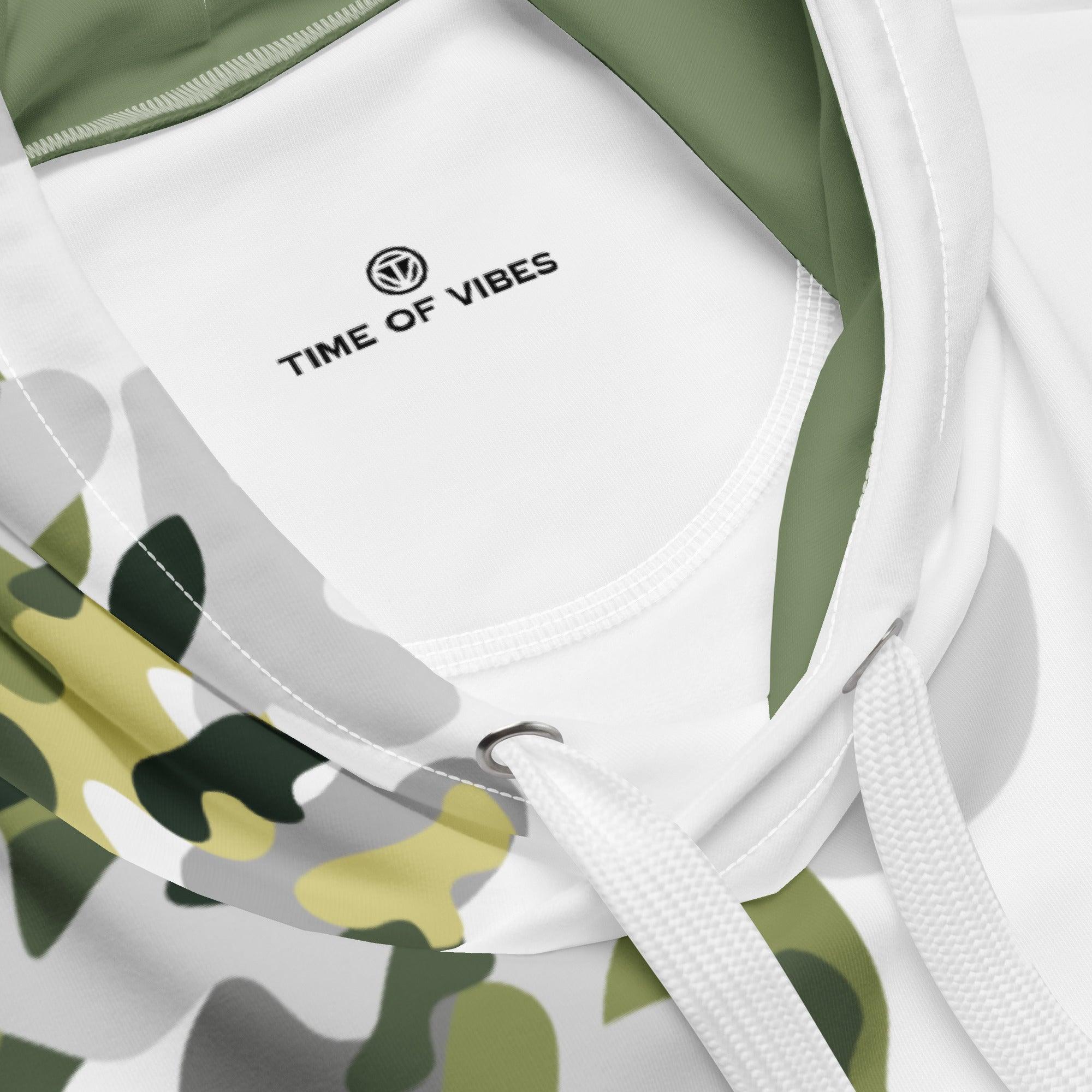 Nahaufnahme VIBES Premium Hoodie Camouflage Muster weiß grün, Logo Time of Vibes sichtbar
