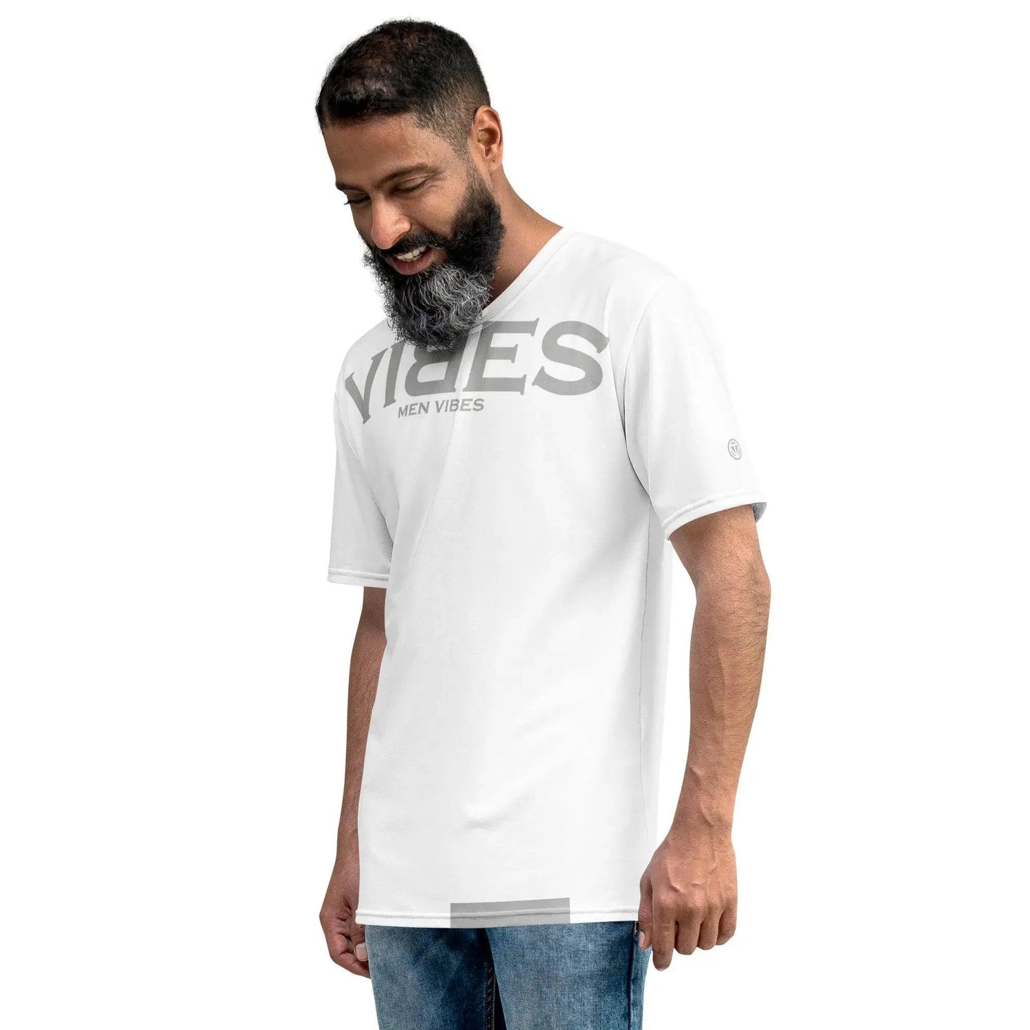 Mann trägt weißes VIBES Premium T-Shirt mit großem grauem Schriftzug, Jeans, Studiohintergrund