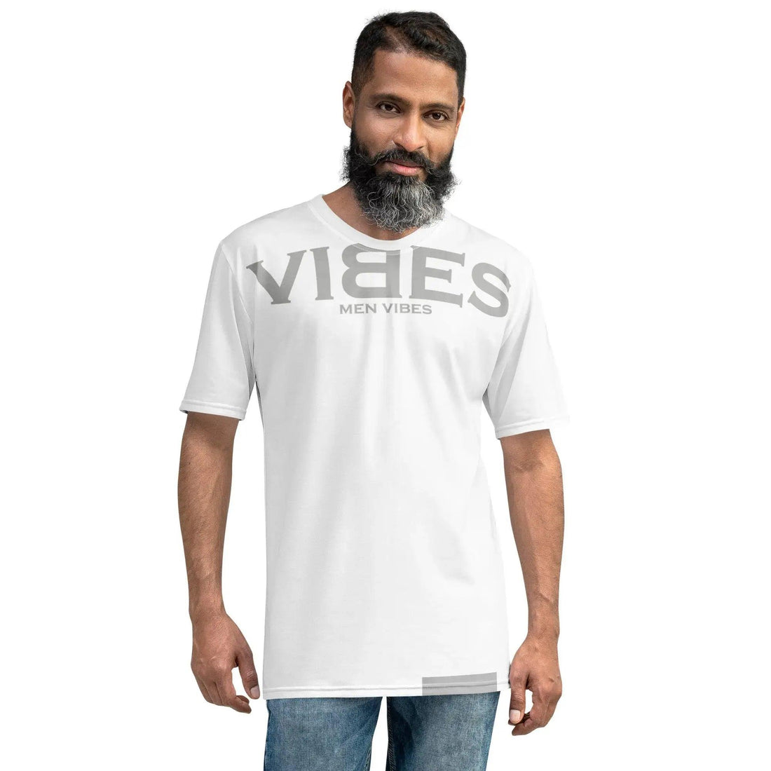 Mann trägt weißes VIBES Premium T-Shirt mit grauem Logo, lässiger Look, Studio-Hintergrund