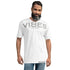 Mann trägt weißes VIBES Premium T-Shirt mit grauem Logo, lässiger Look, Studio-Hintergrund