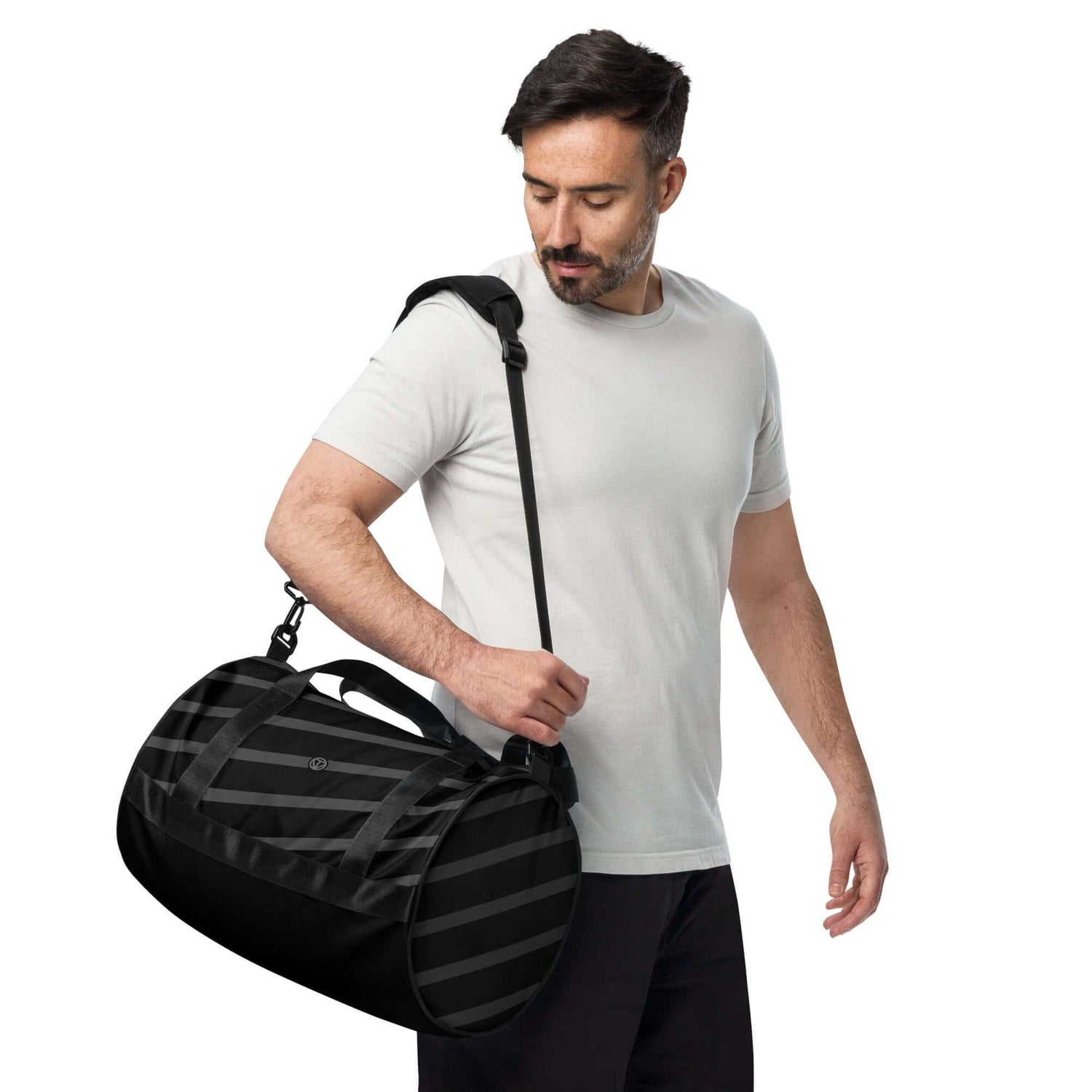 Mann mit schwarzer VIBES Sporttasche Elegant mit Streifen über der Schulter auf weißem Hintergrund