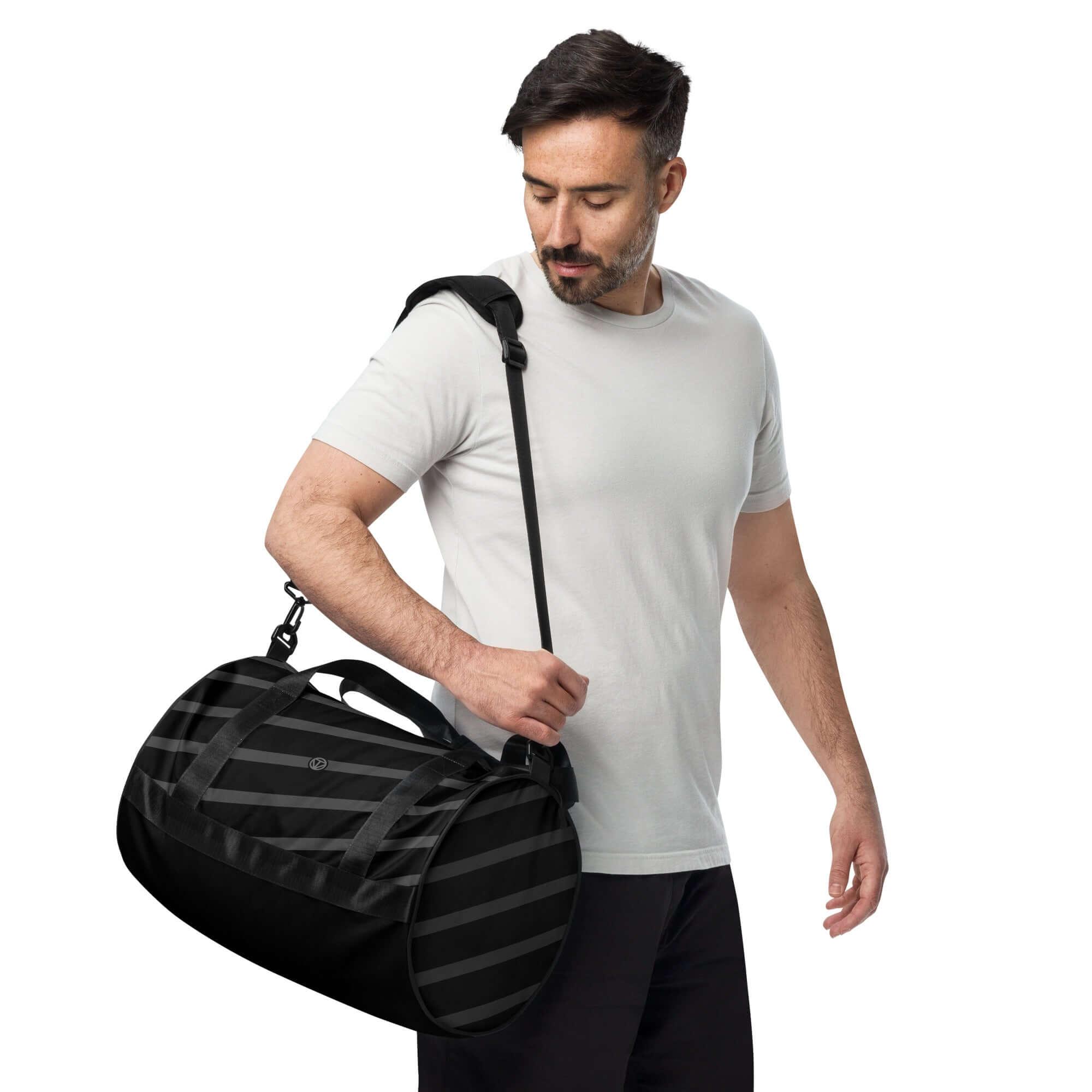 Mann mit schwarzer VIBES Sporttasche Elegant mit Streifen über der Schulter auf weißem Hintergrund