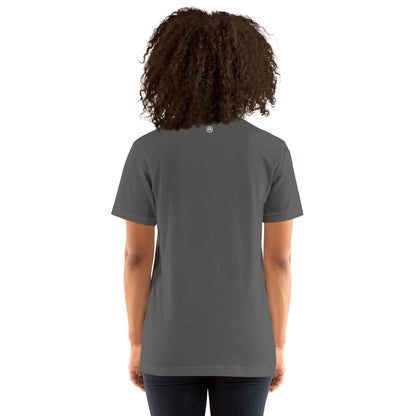 Frau trägt graues VIBES T-Shirt in Rückansicht vor weißem Hintergrund.