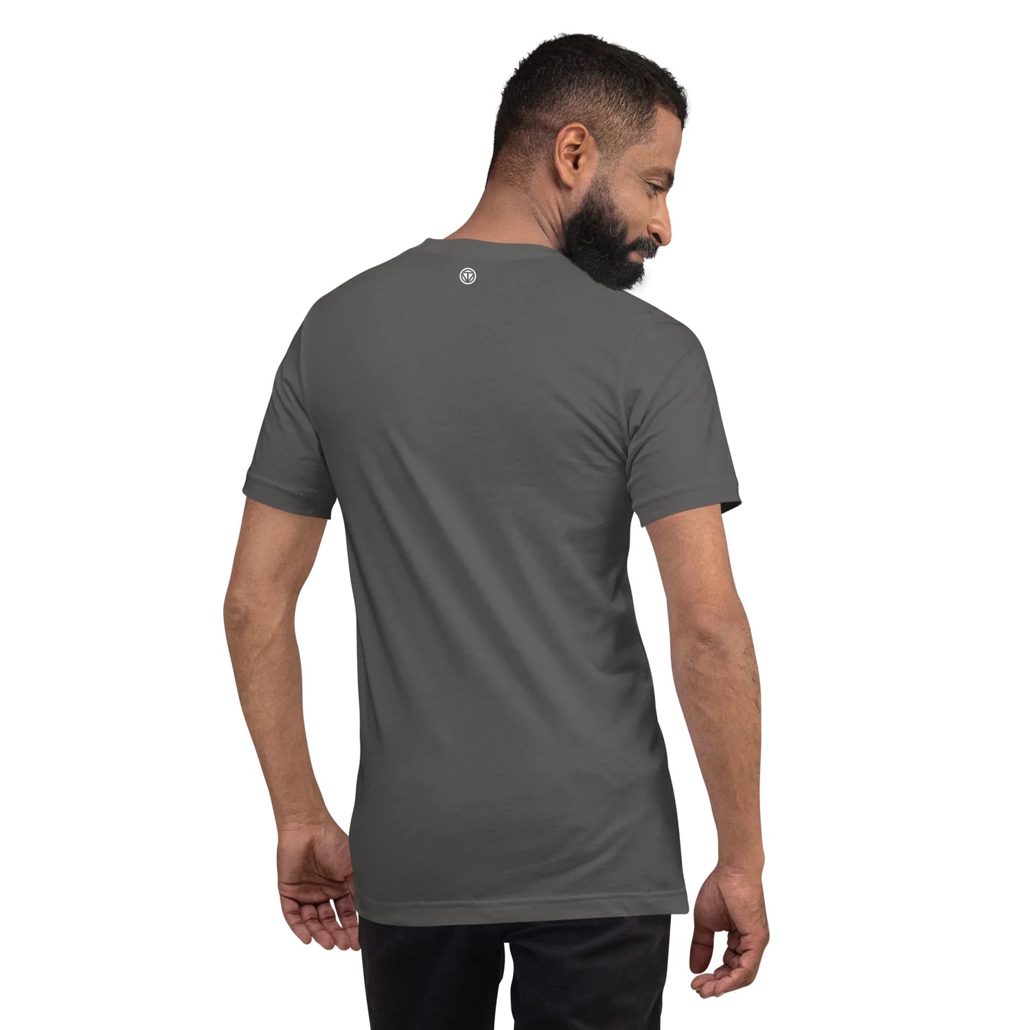 Mann trägt graues VIBES T-Shirt mit Rundhalsausschnitt, Rückansicht, Studioaufnahme