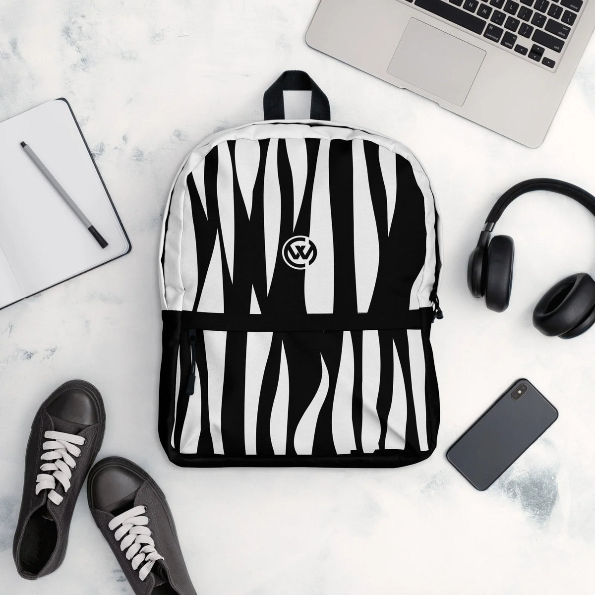 CREWILD Rucksack im Jungle-Design in Weiß und Schwarz mit passenden Accessoires auf hellem Grund