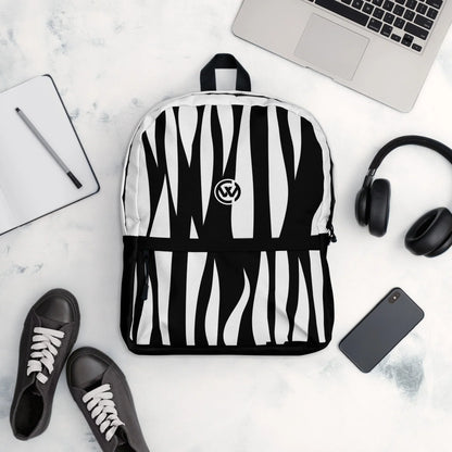 CREWILD Rucksack im Jungle-Design in Weiß und Schwarz mit passenden Accessoires auf hellem Grund