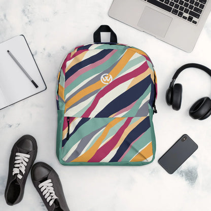 Bunter CREWILD Rucksack mit farbigen Streifen, umgeben von Laptop, Kopfhörern und Sneakern.