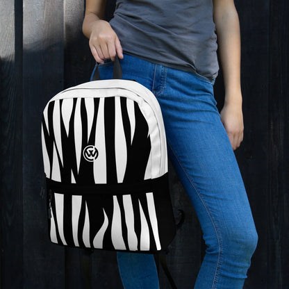 CREWILD Rucksack im schwarz-weißen Zebra-Print, getragen von einer Person in Jeans.