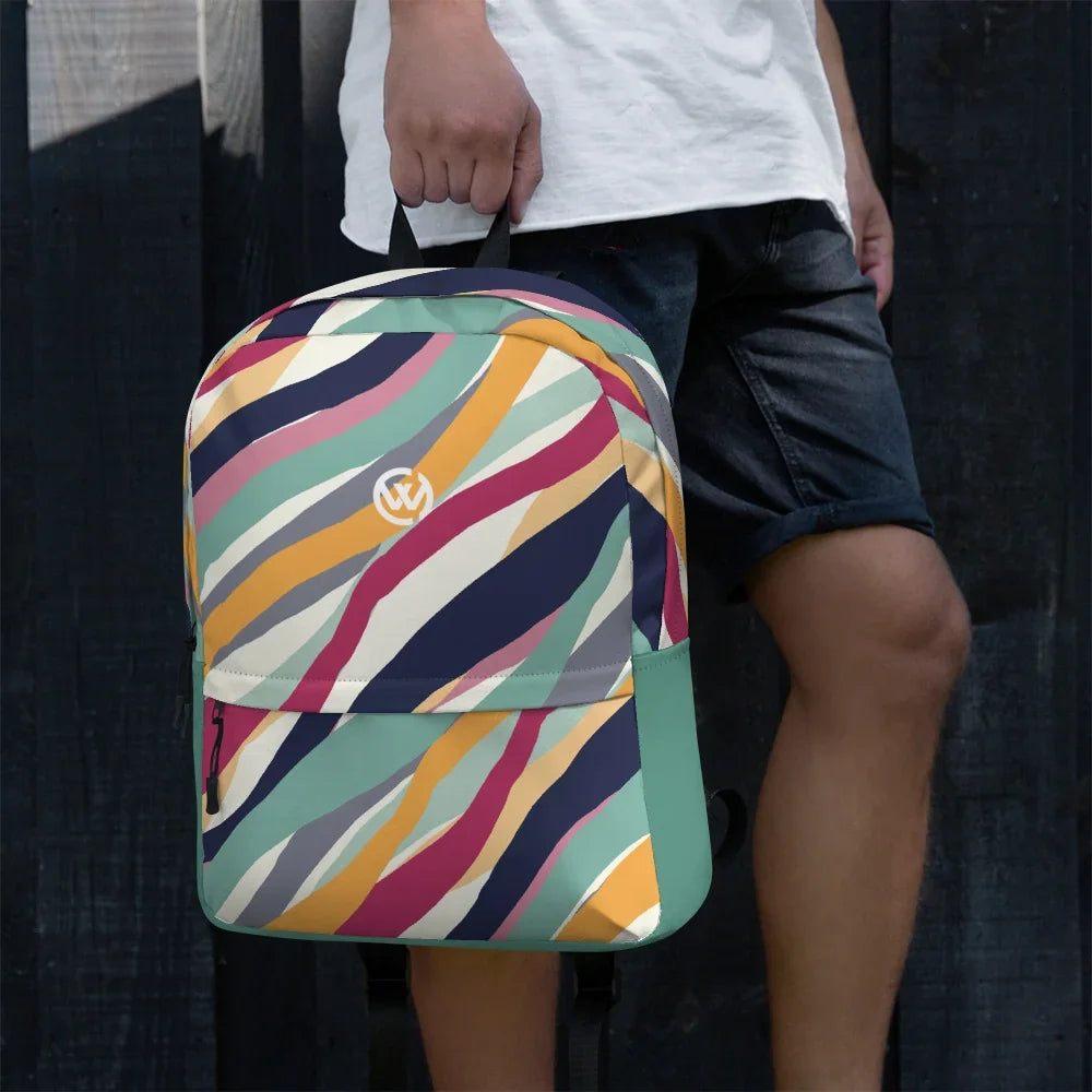CREWILD Rucksack mit buntem Wellenmuster in verschiedenen Farben, getragen von einer Person.