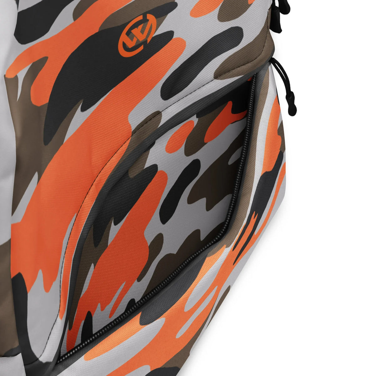 Nahaufnahme des CREWILD Rucksacks im orange-grauen Camouflage-Design mit Reißverschlusstasche.