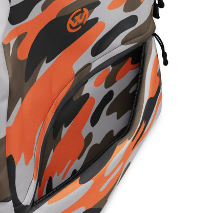 Nahaufnahme des CREWILD Rucksacks im orange-grauen Camouflage-Design mit Reißverschlusstasche.