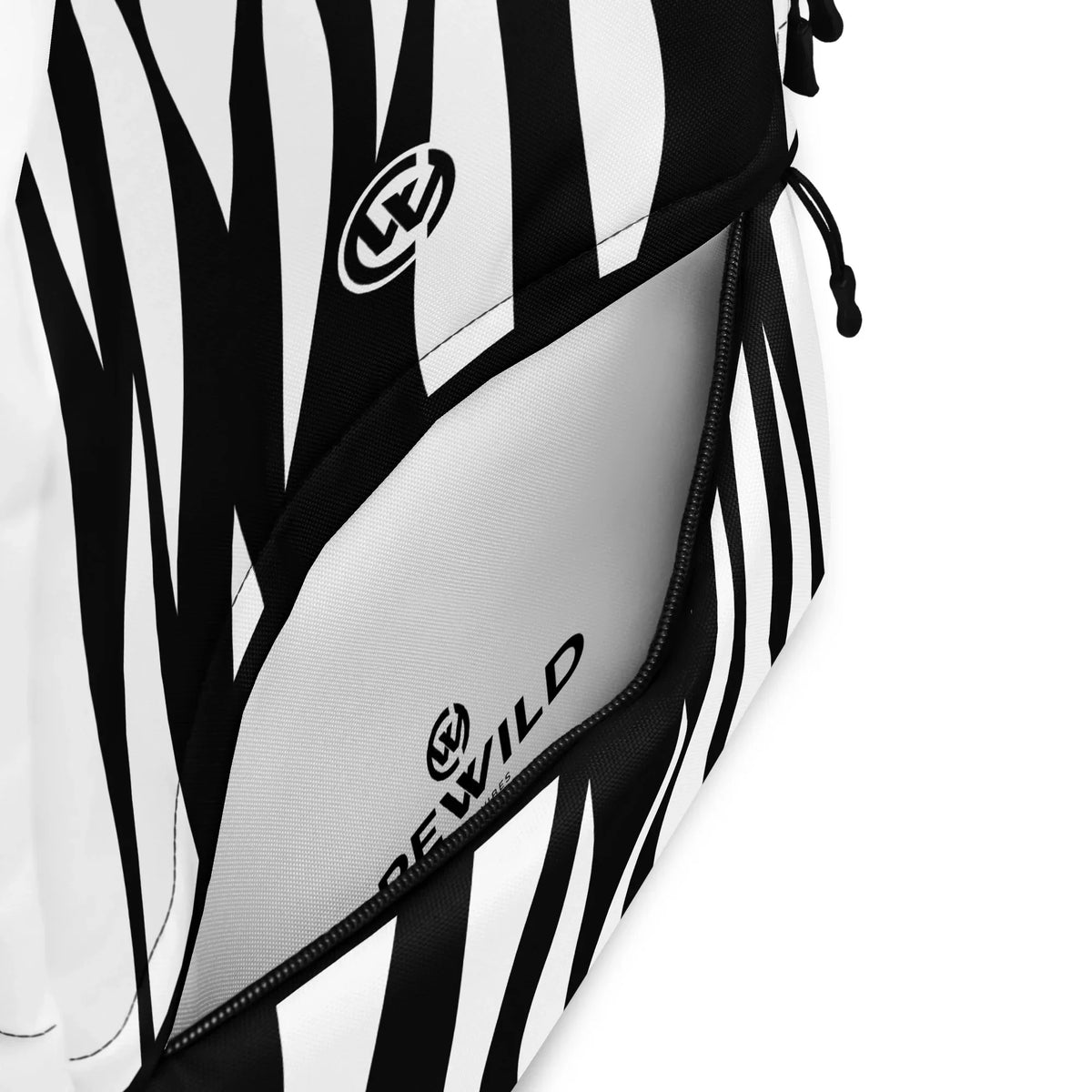 Nahaufnahme des CREWILD Rucksacks im Jungle-Design mit schwarz-weißem Zebrastreifen-Muster.