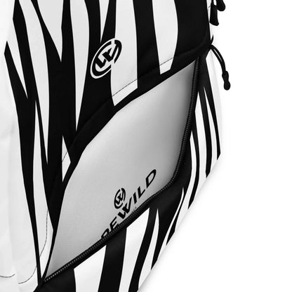 Nahaufnahme des CREWILD Rucksacks im Jungle-Design mit schwarz-weißem Zebrastreifen-Muster.