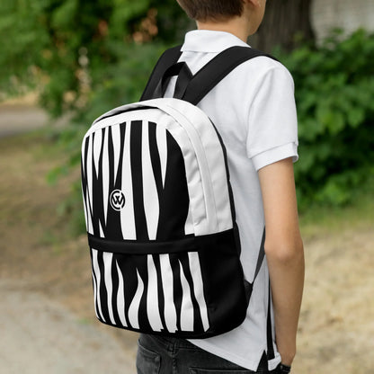 Ein Junge trägt den schwarz-weißen CREWILD Rucksack im Zebra-Look JUNGLE.