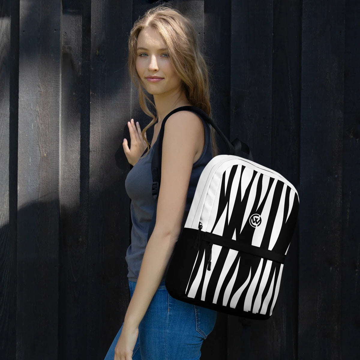 Frau mit dem CREWILD Rucksack JUNGLE in Weiß/Schwarz mit Zebra-Muster.