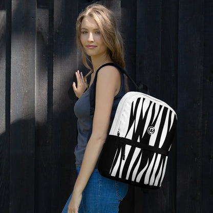 Frau mit dem CREWILD Rucksack JUNGLE in Weiß/Schwarz mit Zebra-Muster.