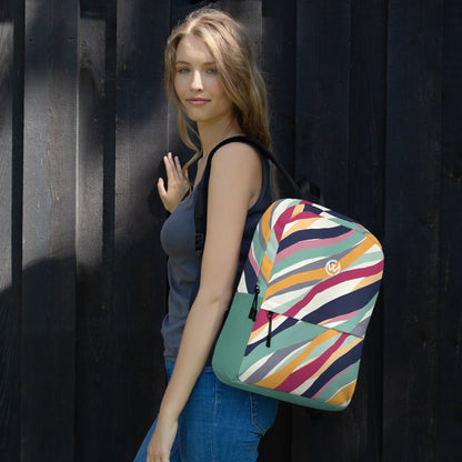 Frau mit einem CREWILD Rucksack im bunten Streifendesign vor dunkler Holzwand