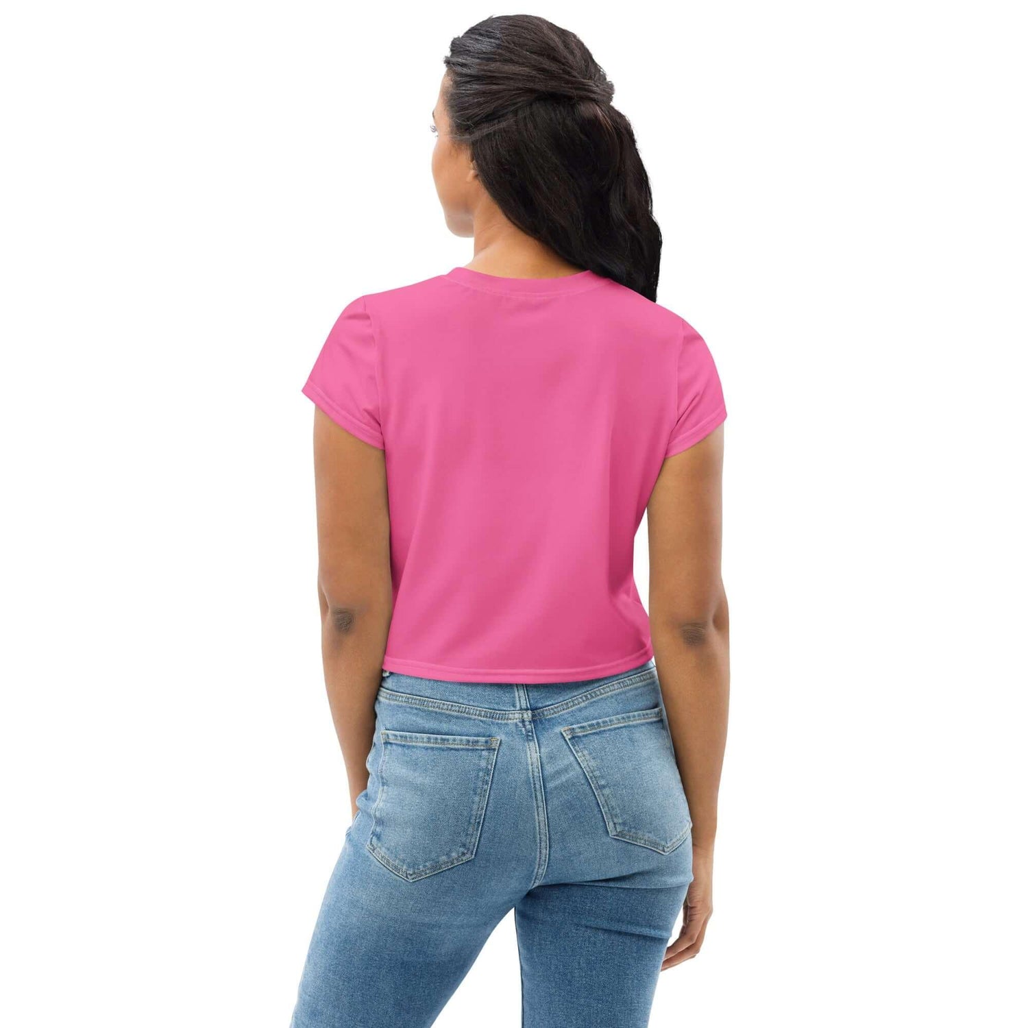 Frau von hinten in pinkem Crop Top und Jeans auf weißem Hintergrund