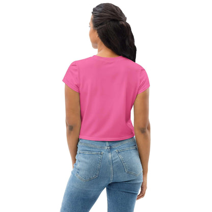 Frau von hinten in pinkem Crop Top und Jeans auf weißem Hintergrund