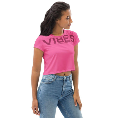 Frau trägt pinkes Crop-Top mit Aufdruck &