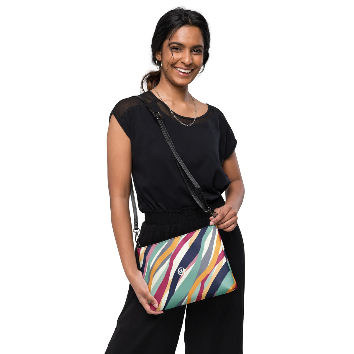 Frau mit CREWILD Handtasche im bunten COLORS-Design