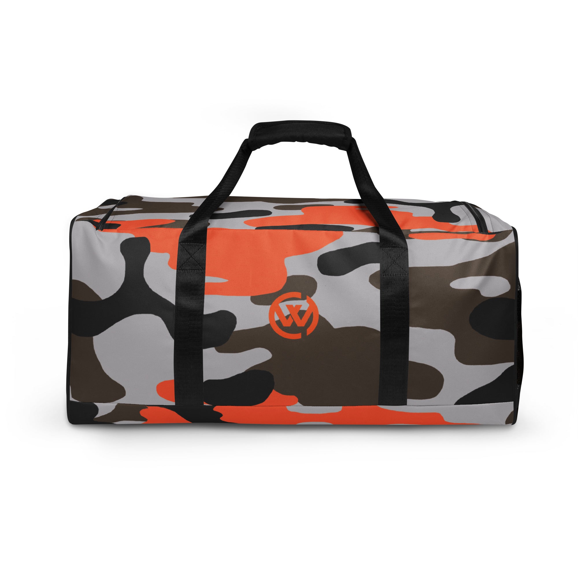 Sporttasche mit orange-grauem Camouflage-Muster und Logo auf weißem Hintergrund