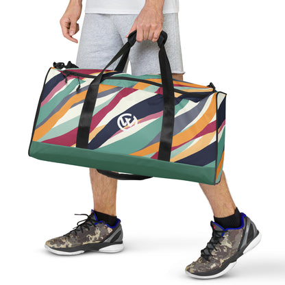 Person trägt eine bunte, individuell gestaltete Sporttasche mit Wellenmuster.