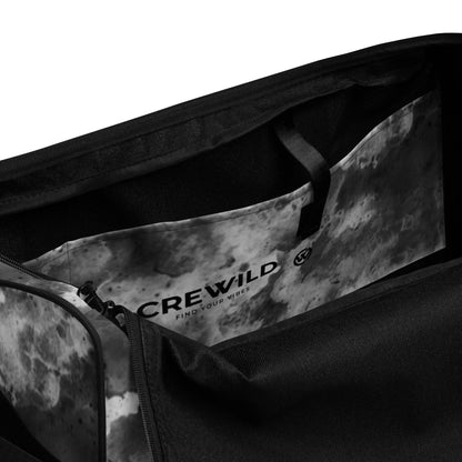 Innenansicht einer schwarzen Tasche mit grau-weißem Marmor-Innenfutter und Crew Wild Logo.
