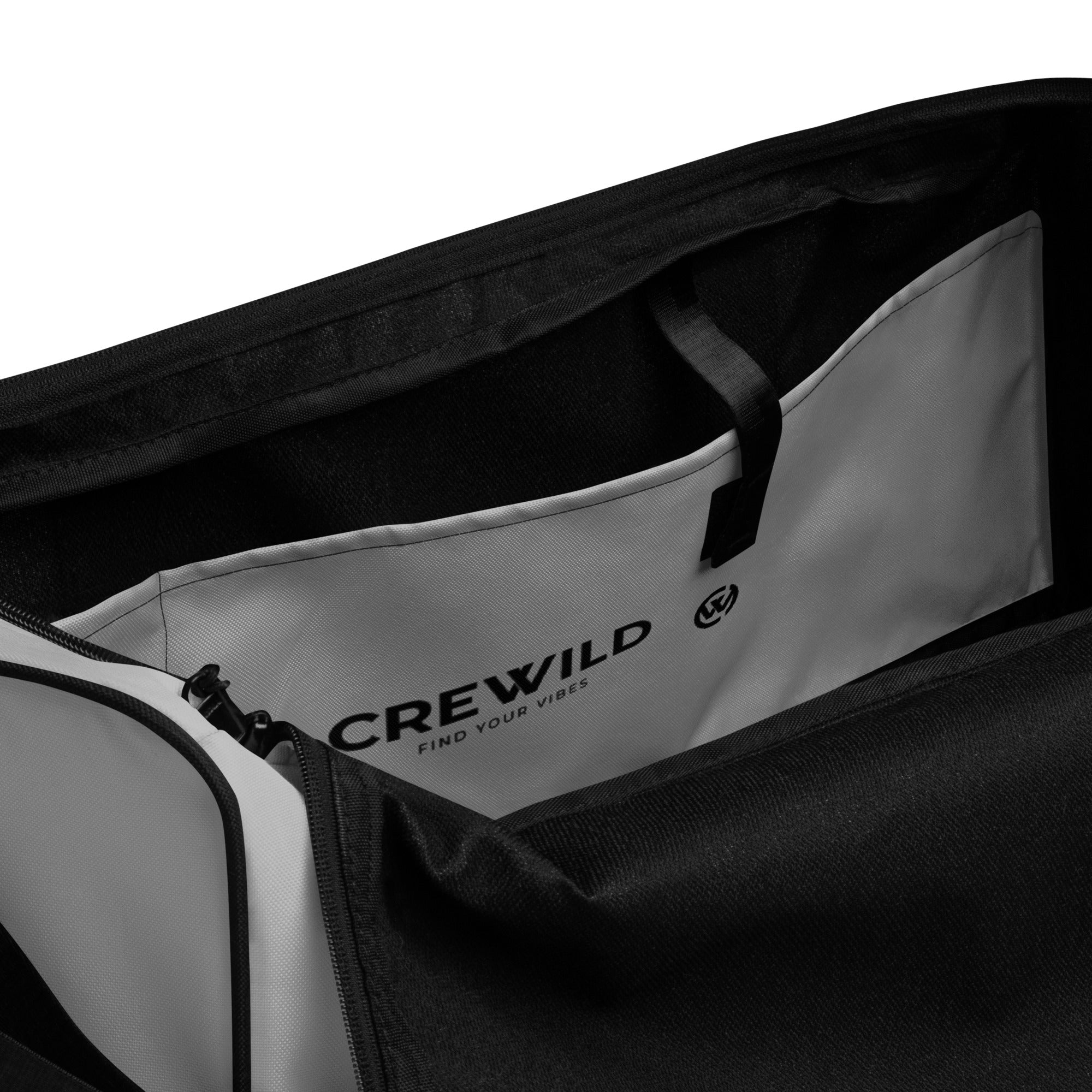 Nahaufnahme des Innenfutters einer schwarzen CREWILD Tasche mit Logo-Aufdruck