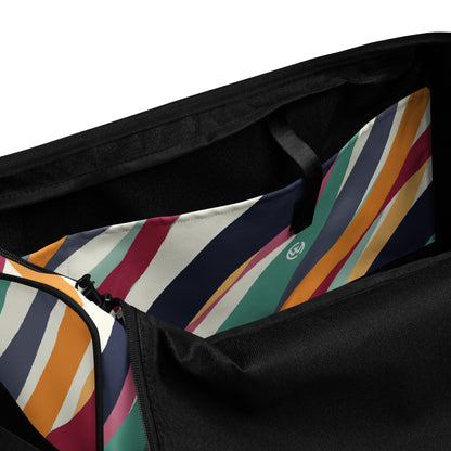 Detailansicht des bunten Innenfutters einer schwarzen Tasche mit Streifenmuster