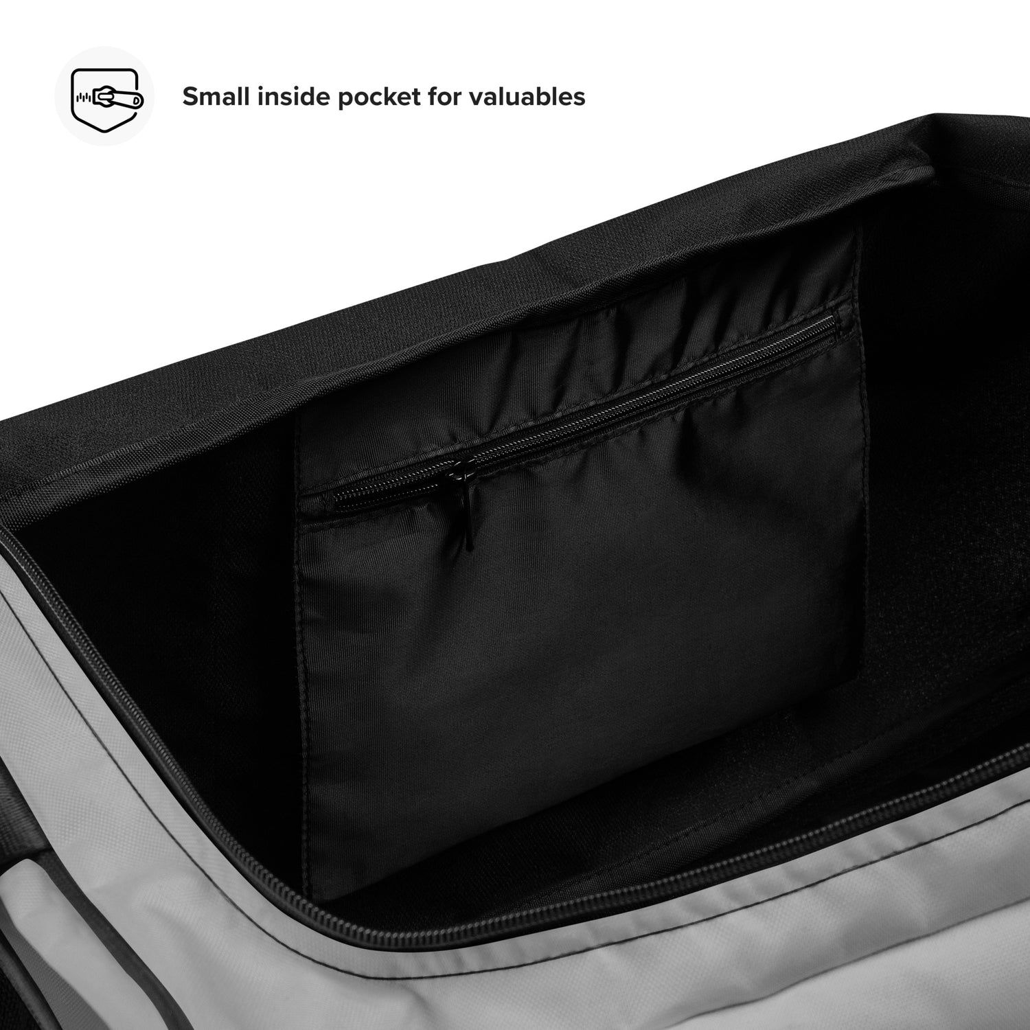 Nahaufnahme einer Innentasche mit Reißverschluss in einer grauen Tasche für Wertsachen