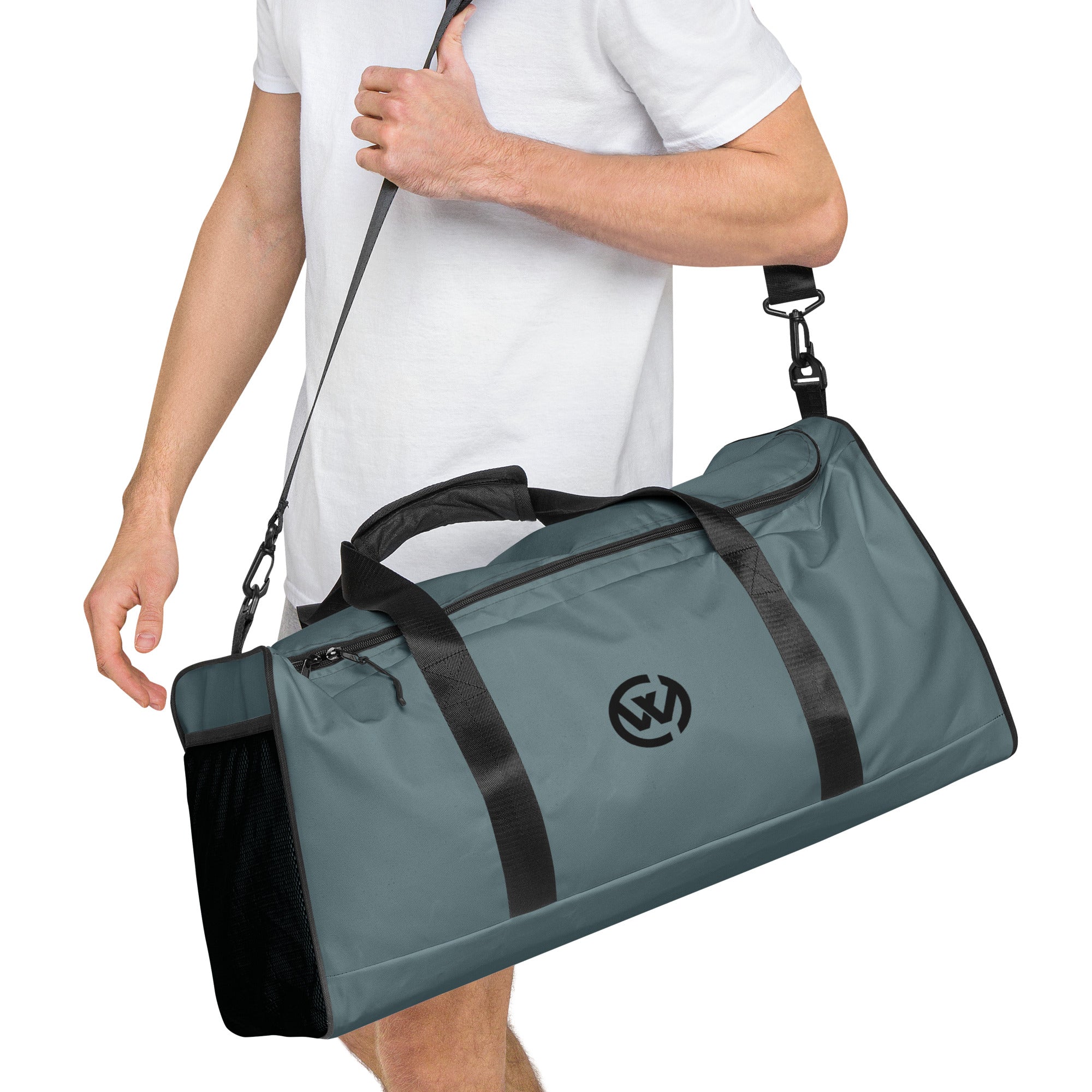 Person mit einer dunkelgrauen, personalisierbaren Sporttasche mit Schultergurt.