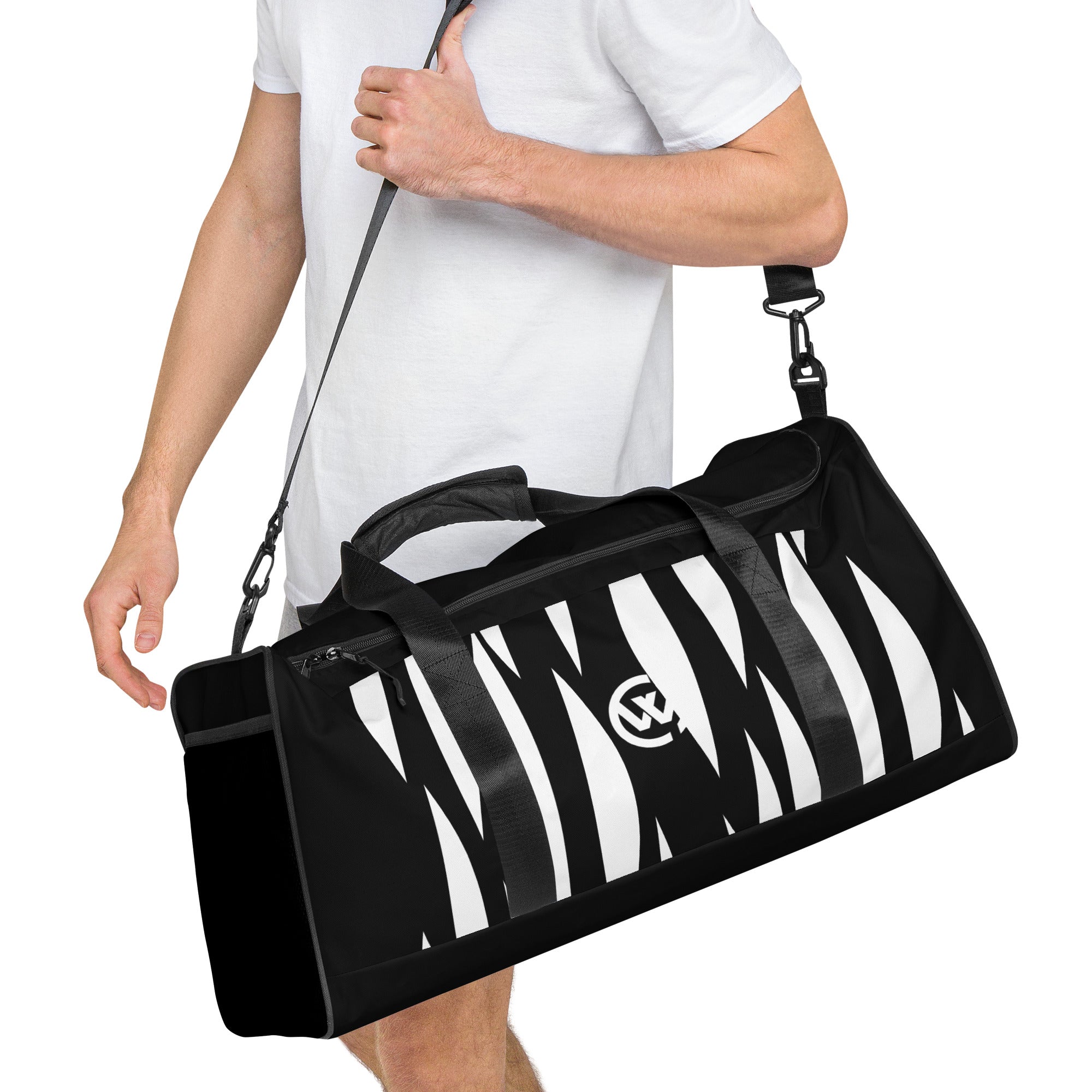 Schwarze Sporttasche mit weißem Zebramuster-Design, getragen von einer Person.